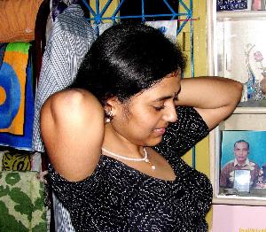 Abitha Aunty_25.jpg Cute Abitha Aunty Saree Candid Panties and Nudes
